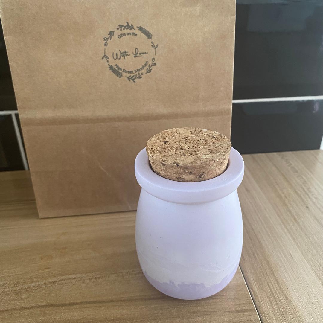 Resin pot with cork lid