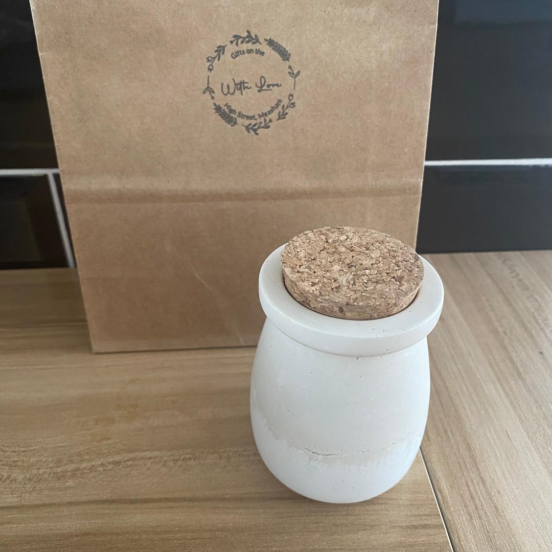 Resin pot with cork lid