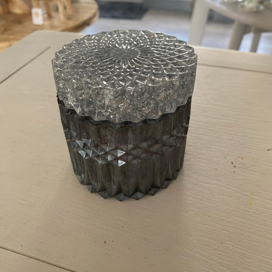 Resin pot with lid